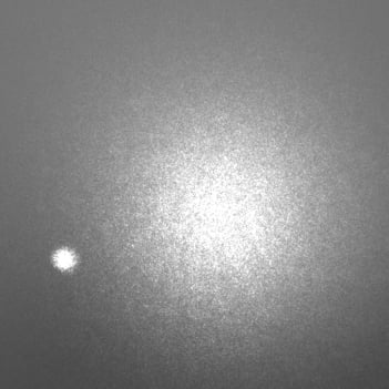 Bild 1: Durch poliertes weißes Diffusionsglas gestreuter Lichtstrahl von 1.064 nm