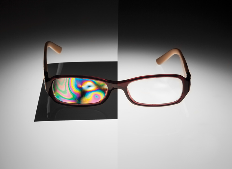 Abbildung 12: Eine Brille wird ohne Polarisation durchsichtig angezeigt. Mithilfe von Polarisatoren werden jedoch Spannungsschwankungen des Materials sichtbar und mit unterschiedlichen Farben angezeigt.