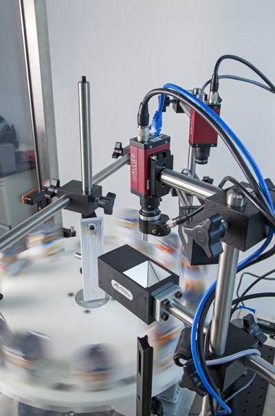 Aufbau mit Flüssiglinse, der in einer Hochgeschwindigkeitsanwendung für die maschinelle Bildverarbeitung verwendet wird.