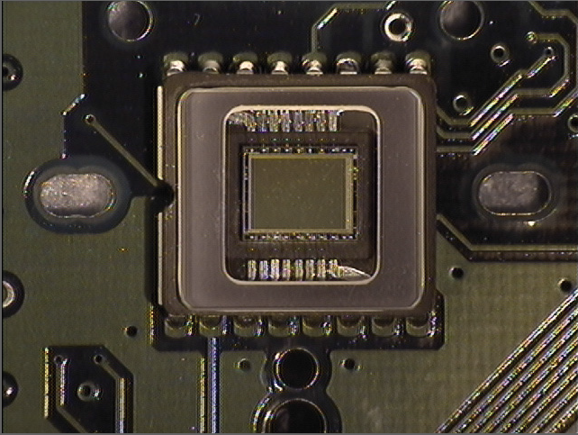 Abbildung 5: Ein Polarisator vor dem Objektiv einer Bildverarbeitungskamera reduziert das Streulicht, das durch eine reflektierende Oberfläche zwischen dem Objektiv und dem elektronischen Chip entsteht.<