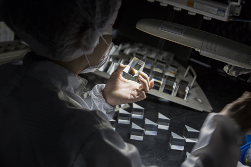 Abbildung 1: In MIL-PRF-13830B wird spezifiziert, dass die visuelle Inspektion mit einer Glühlampe mit 40 W oder einer kaltweißen Fluoreszenzlampe mit 15 W erfolgen soll.