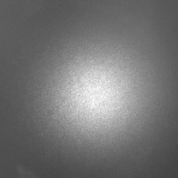 Bild 2: Durch mattes weißes Diffusionsglas gestreuter Lichtstrahl von 1.064 nm