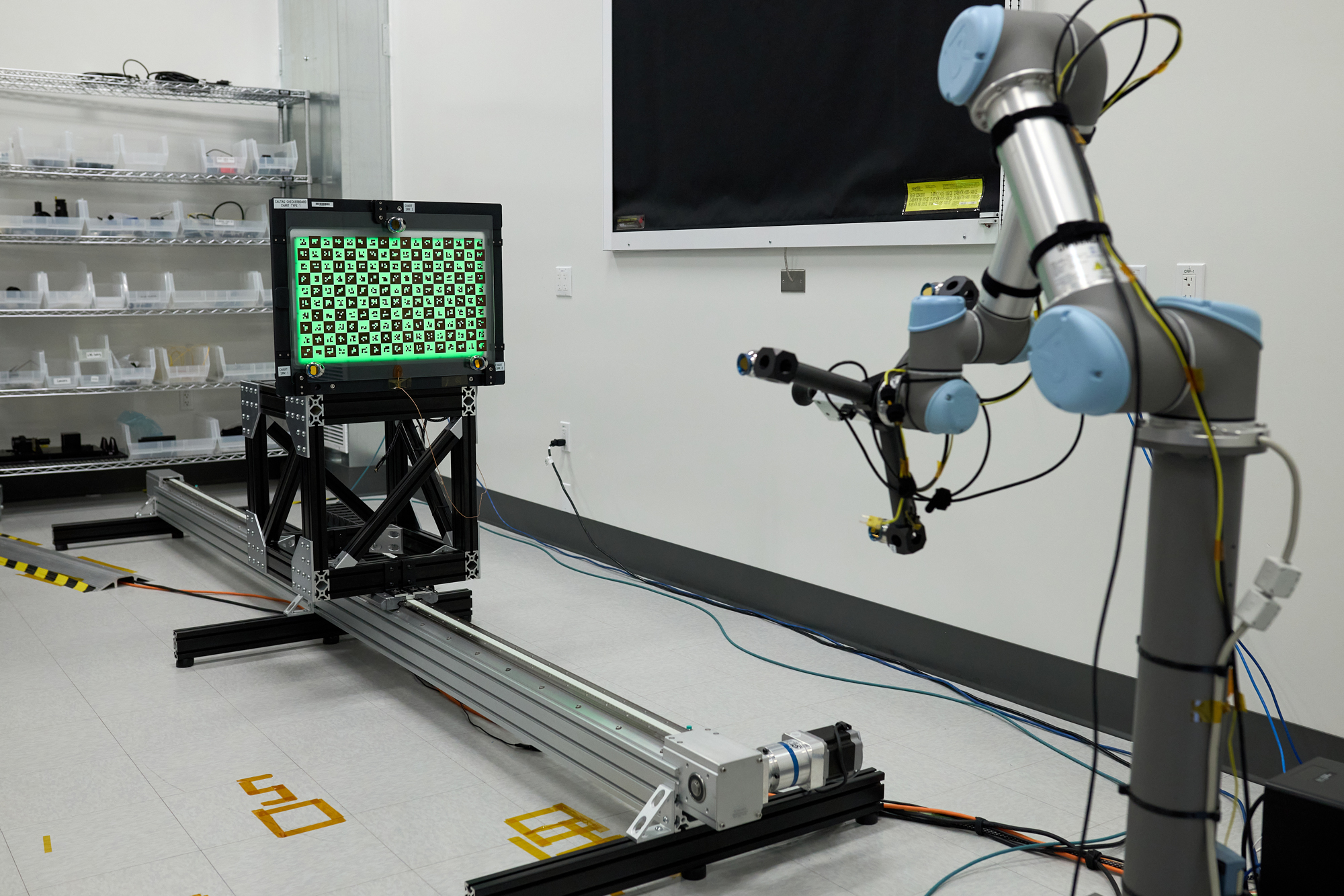 PixelTraq bietet flexible Konfigurationsoptionen für verschiedene Kameraparameter wie Bildfeld, Arbeitsabstand, Wellenlänge, Testbild-Dichte, Testbild-Design, elektronische Schnittstelle und Kameramodell an.