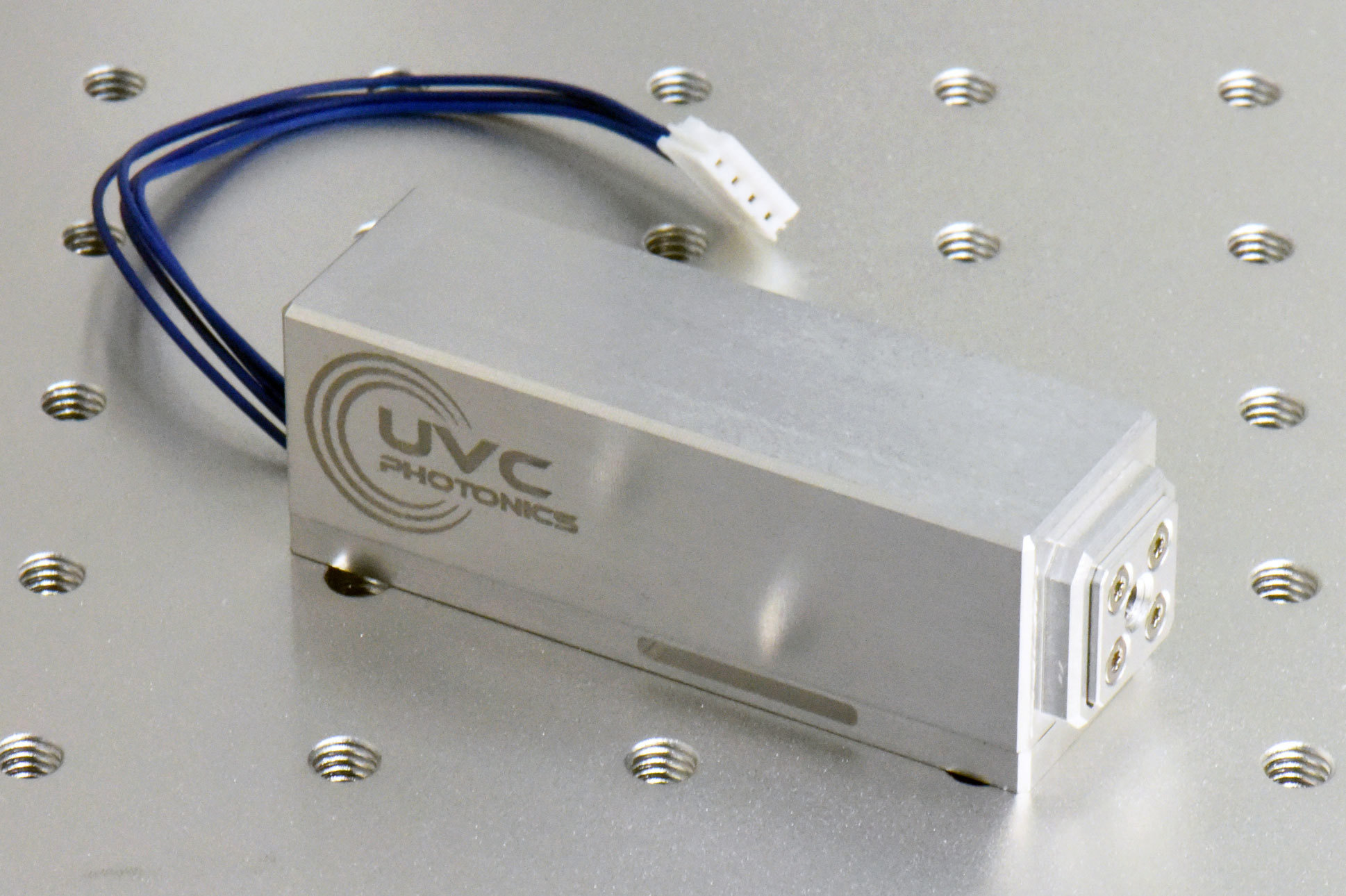 Die kompakten UV-Laser von UVC Photonics bestehen aus einer blauen Dioden zum Pumpen, einem Praseodym-Kristall, einem weiteren Kristall für die Erzeugung der zweiten Harmonischen (SHG) und einem Resonator-Auskopplungsspiegel.<sup>2</sup><br>Bild mit freundlicher Genehmigung von UVC Photonics.