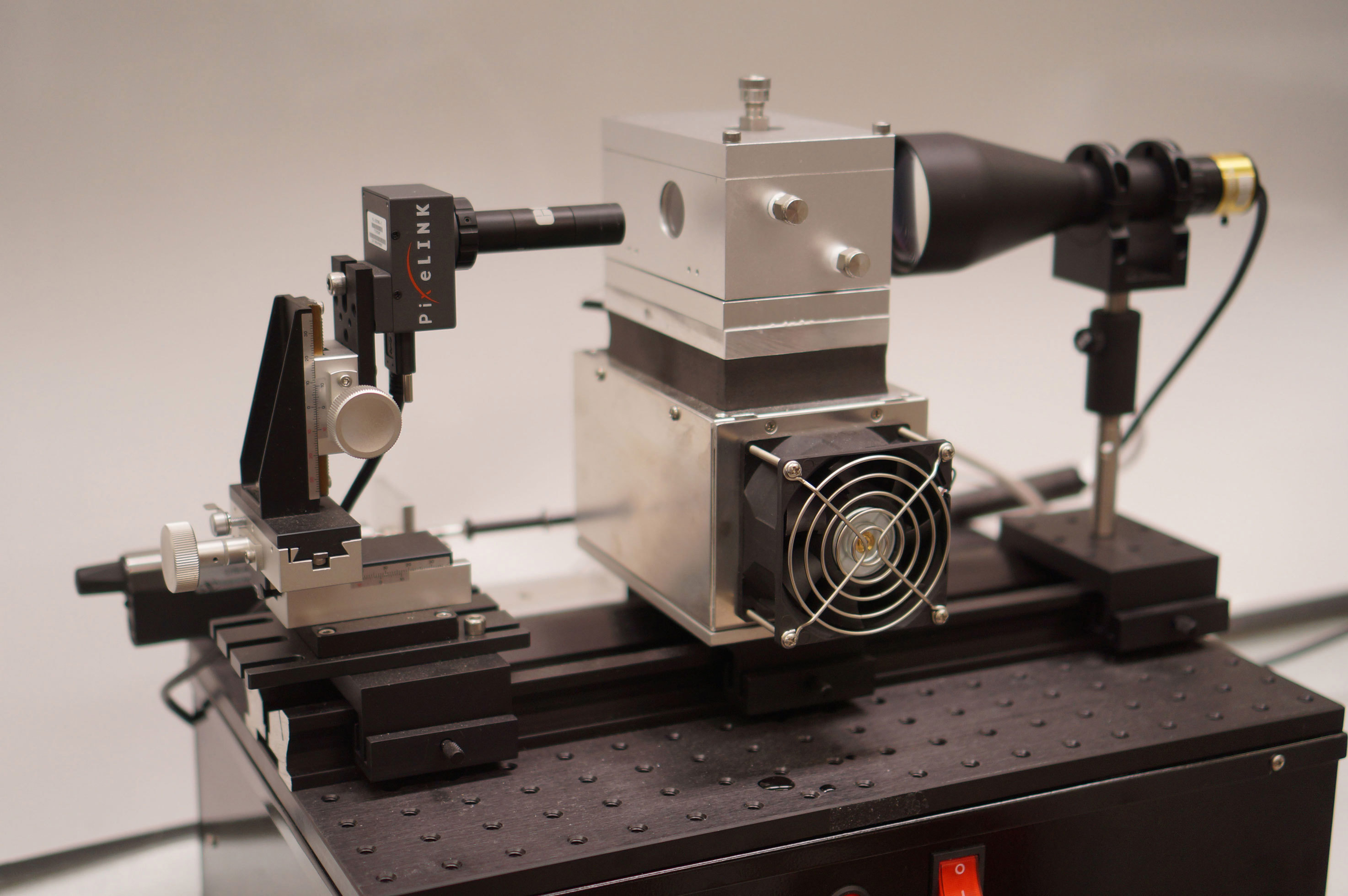 Das von Dr. Zuo und seinem Team entwickelte Surfactometer verwendet telezentrische Objektive, telezentrische Beleuchtungen, Kameras und Optomechaniken von Edmund Optics, um das Atmungsverhalten zu untersuchen. Bild mit freundlicher Genehmigung von Yi Zuo vom Laboratory of Biocolloids and Biointerfaces der University of Hawaii in Manoa.